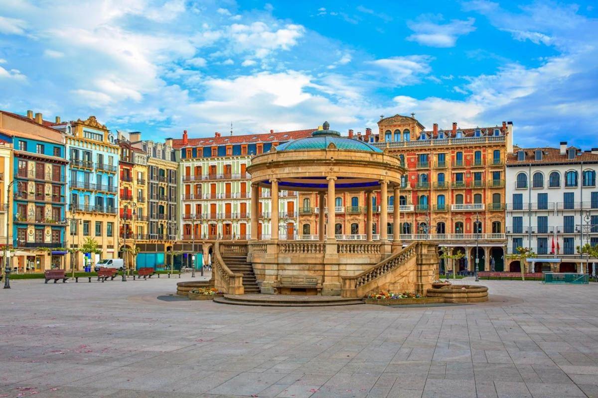 Espacioso Apartamento En El Centro De Pamplona Exterior photo
